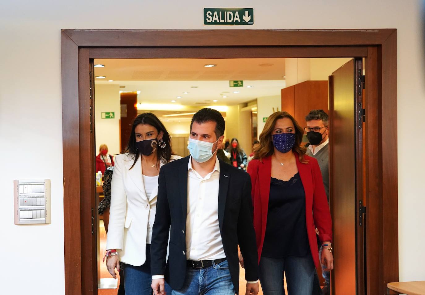 El candidato socialista a la Presidencia de la Junta junto a Virginia Barcones y Ana Sánchez tras conocer el resultado electoral.