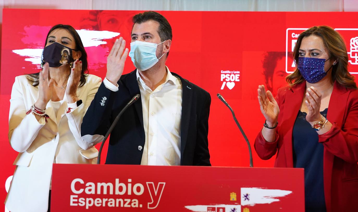 El candidato socialista a la Presidencia de la Junta junto a Virginia Barcones y Ana Sánchez tras conocer el resultado electoral.