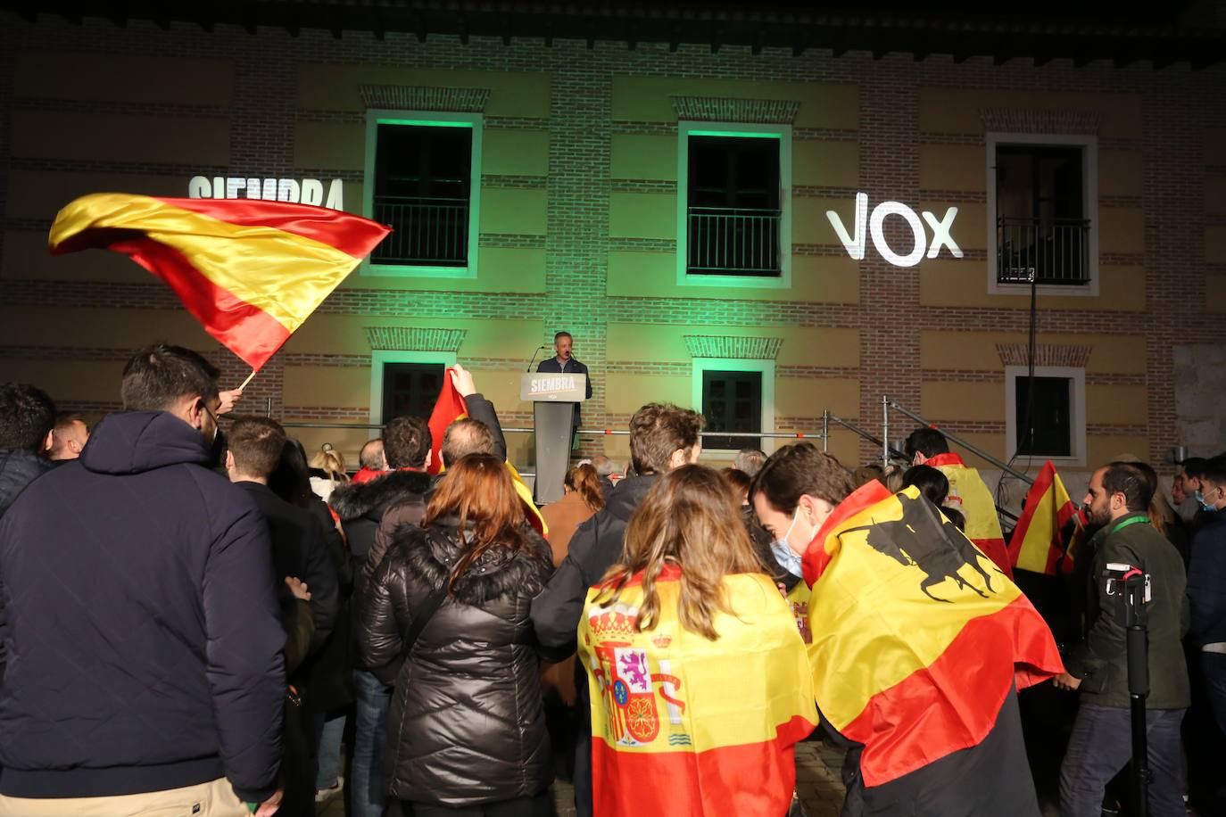 El cabeza de lista de Vox a las Cortes de Castilla y León por Valladolid, Juan García Gallardo, y el presidente de Vox, Santiago Abascal, ya conocerse el resultado de las elecciones a las Cortes de Castilla y León. 