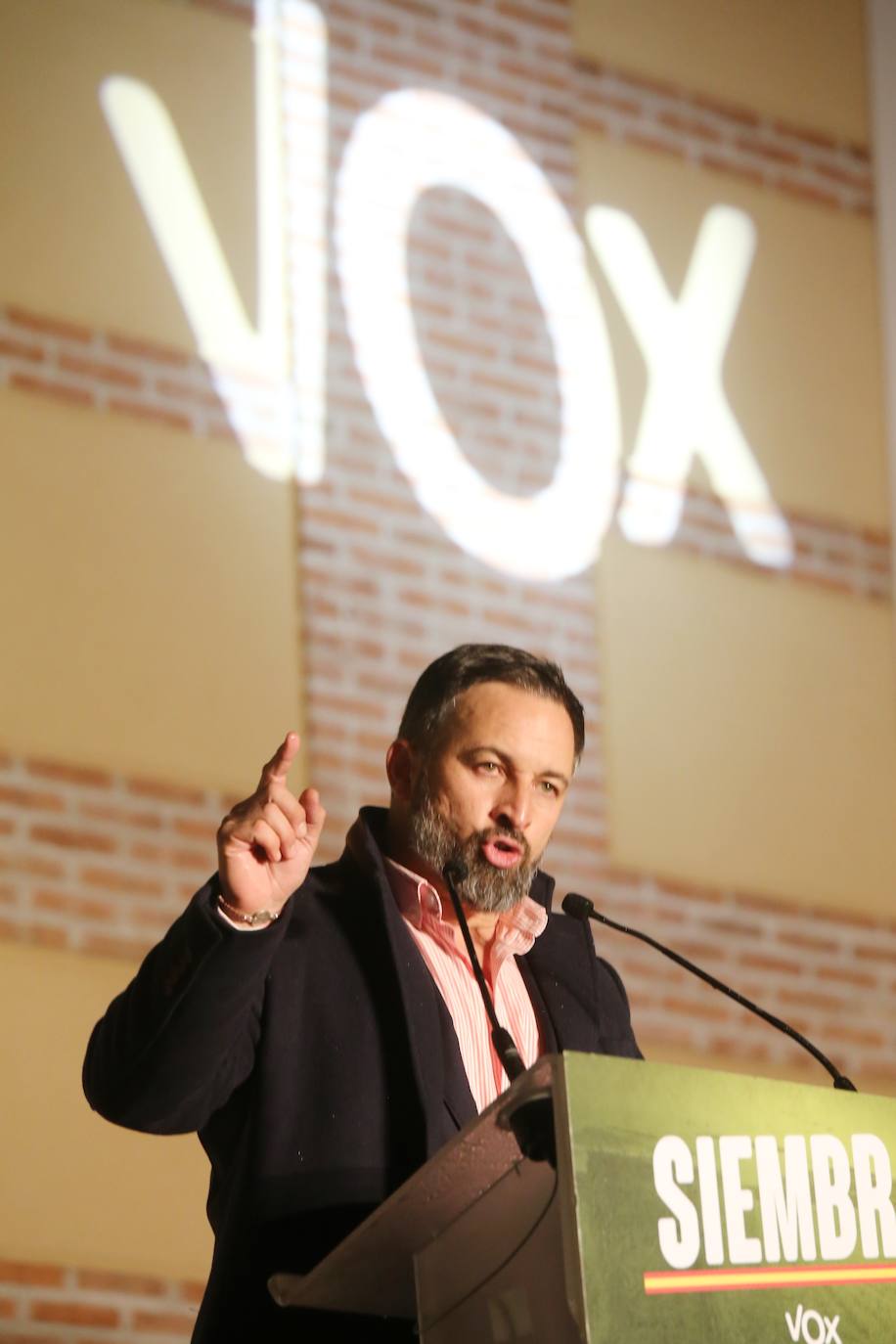 El cabeza de lista de Vox a las Cortes de Castilla y León por Valladolid, Juan García Gallardo, y el presidente de Vox, Santiago Abascal, ya conocerse el resultado de las elecciones a las Cortes de Castilla y León. 