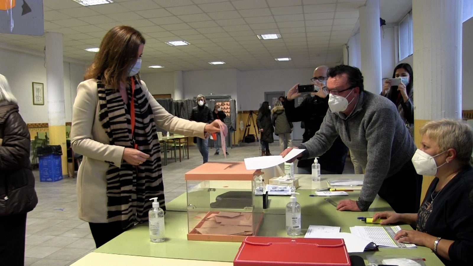 Los colegios abren sus puertas para que los ciudadanos ejerzan su derecho al voto durante todo el día.