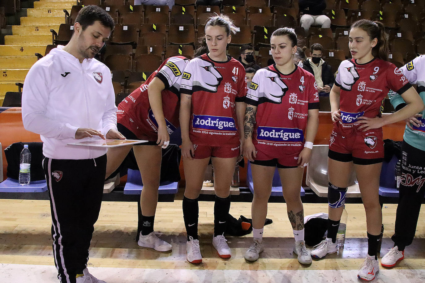 Las leonesas se imponen al Gijón y recuperan confianza en el Palacio de los Deportes.