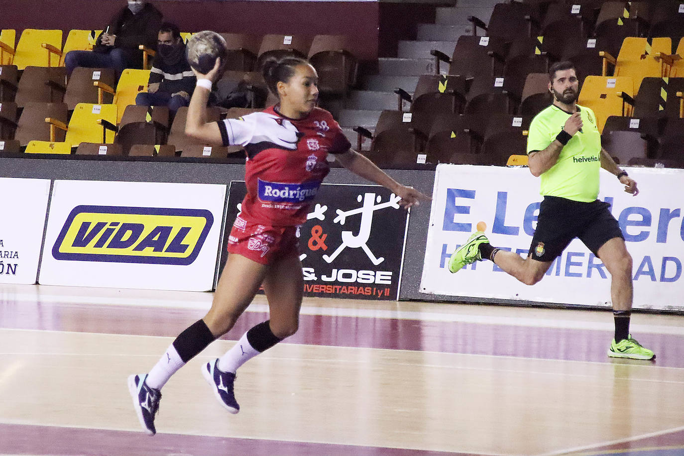 Las leonesas se imponen al Gijón y recuperan confianza en el Palacio de los Deportes.