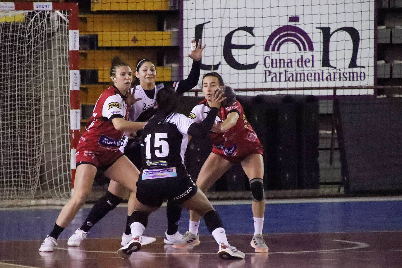 Las leonesas se imponen al Gijón y recuperan confianza en el Palacio de los Deportes.