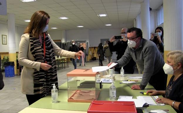 Ana Carlota Amigo acude al CEIP Quevedo, en el barrio del Crucero, para ejercer su voto.