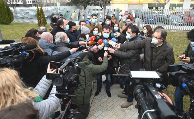 Galería. El candidato socialista, Luis Tudanca, afronta la jornada electoral con «ilusión, optimismo y esperanza».