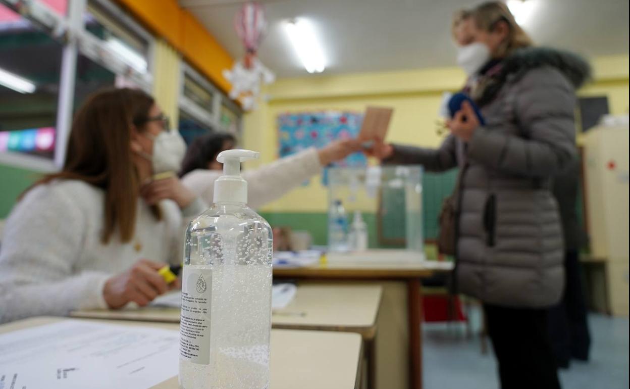 Gel desinfectante en el interior de un colegio electoral en Castilla y León.