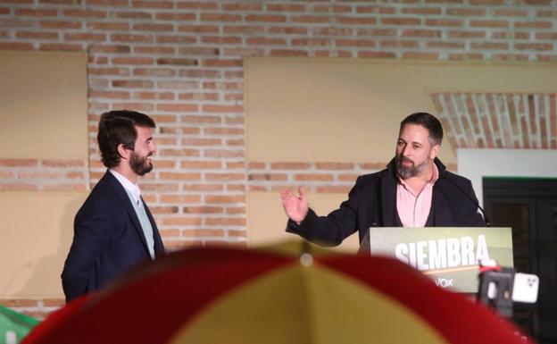 Galería. El cabeza de lista de Vox a las Cortes de Castilla y León por Valladolid, Juan García Gallardo, y el presidente de Vox, Santiago Abascal, ya conocerse el resultado de las elecciones a las Cortes de Castilla y León.