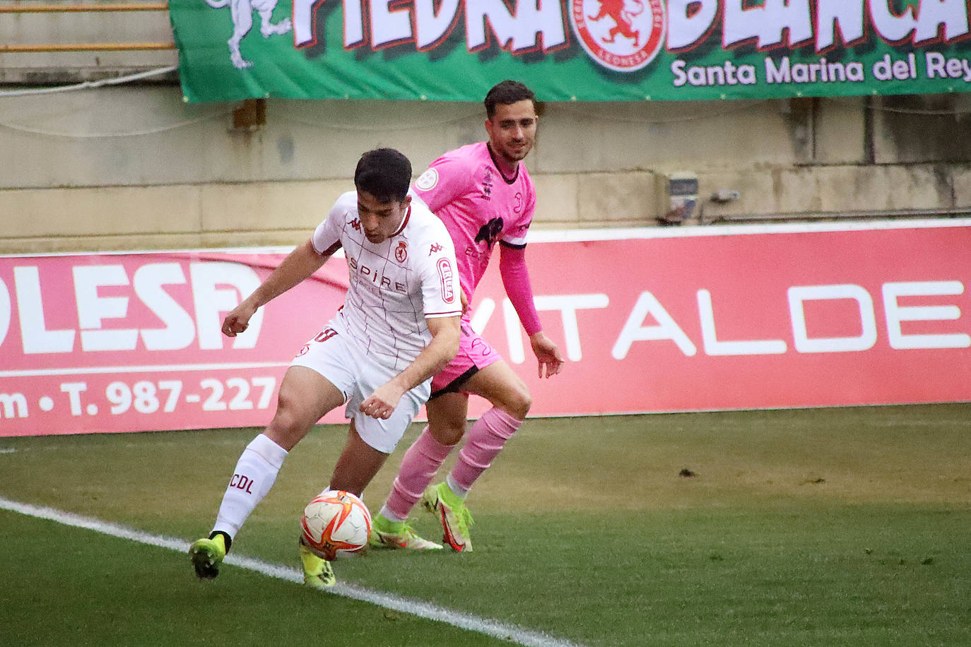 El conjunto leonés pierde ante los salmantinos con un solitario gol de Jesús de Miguel.