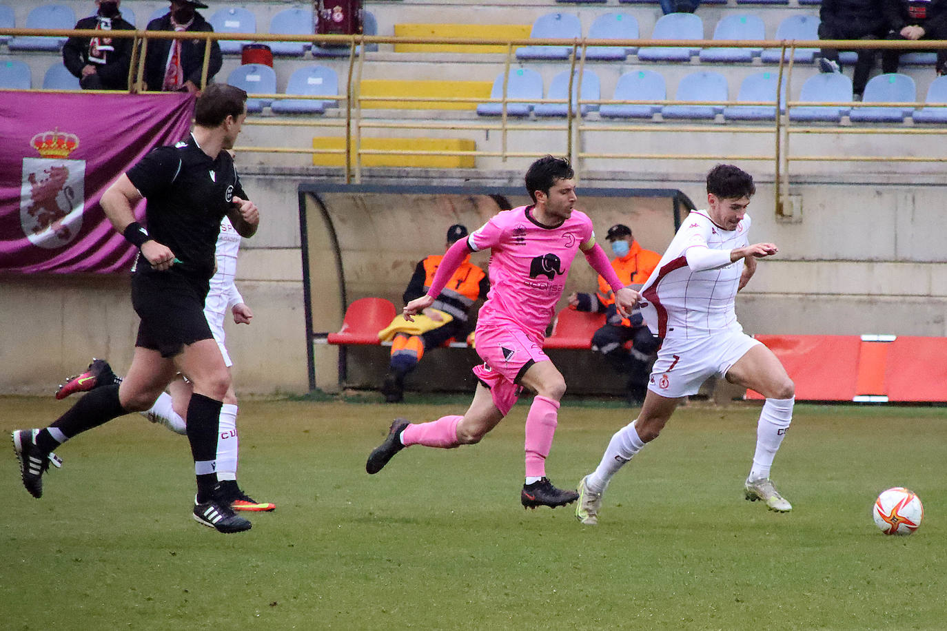 El conjunto leonés pierde ante los salmantinos con un solitario gol de Jesús de Miguel.