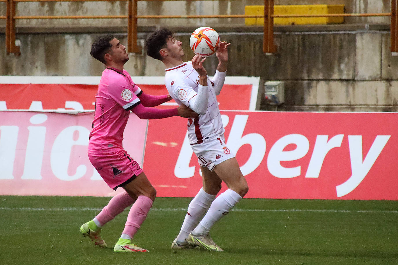 El conjunto leonés pierde ante los salmantinos con un solitario gol de Jesús de Miguel.