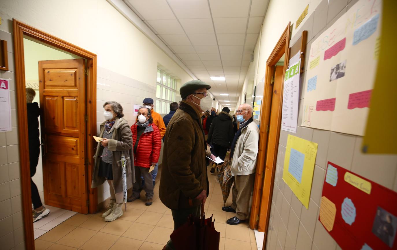 Miles de leoneses y ponferradinos ejercen su derecho a voto.