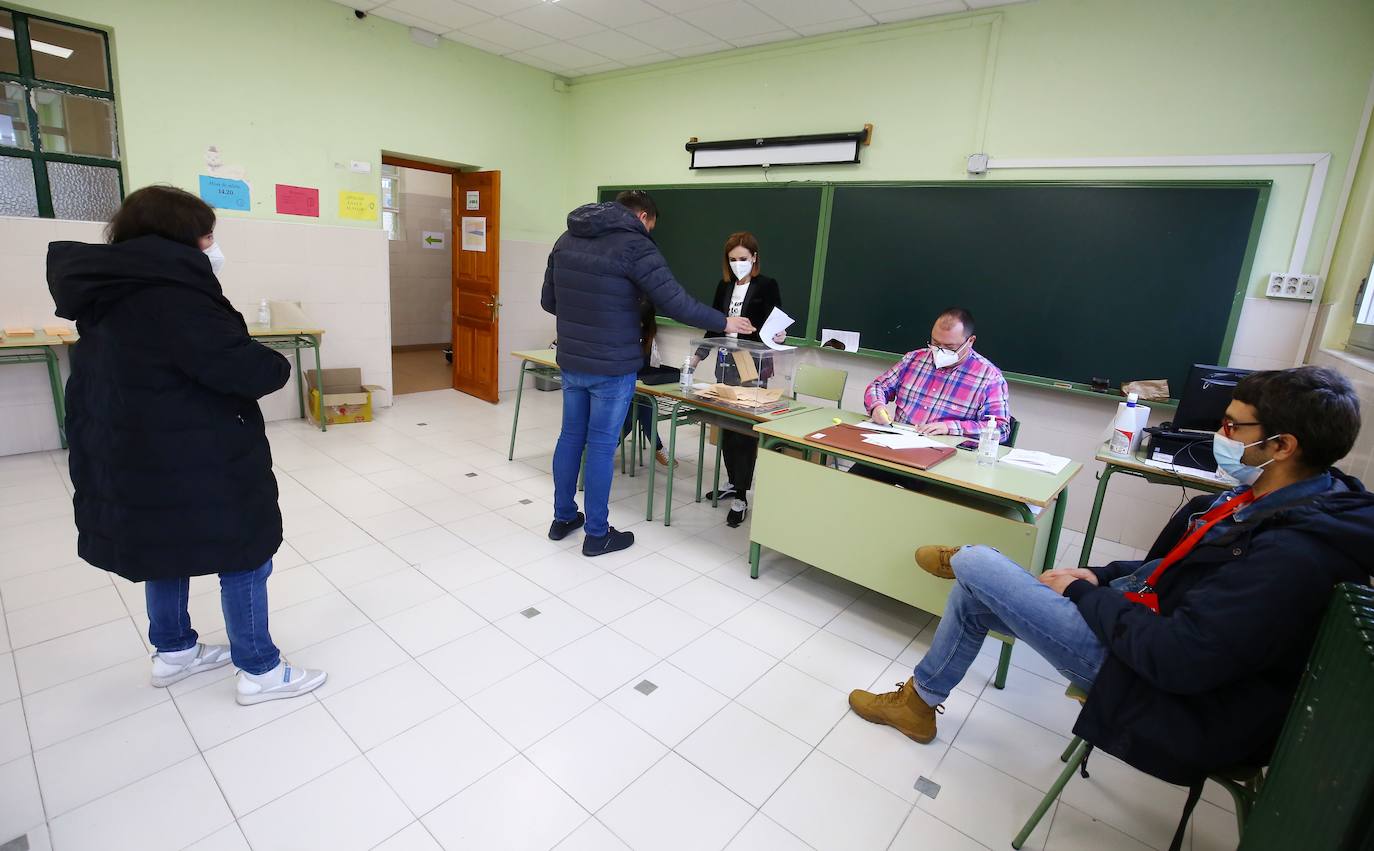 Miles de leoneses y ponferradinos ejercen su derecho a voto.