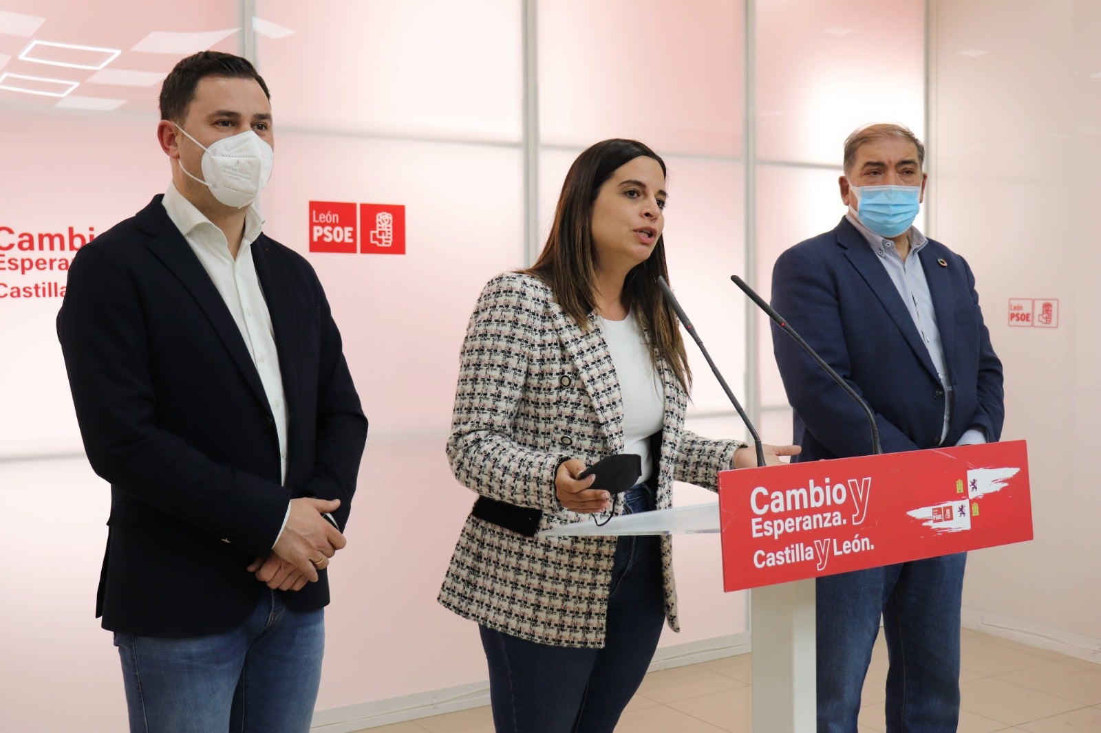 Noche electoral en el PSOE de León. En la imagen (IaD) el número cuatro, Diego Moreno; la cabeza de lista, Nuria Rubio; el secretario provincial del partido, Javier Alfonso Cendón y el secretario provincial de Política Municipal del PSOE, José Pellitero.