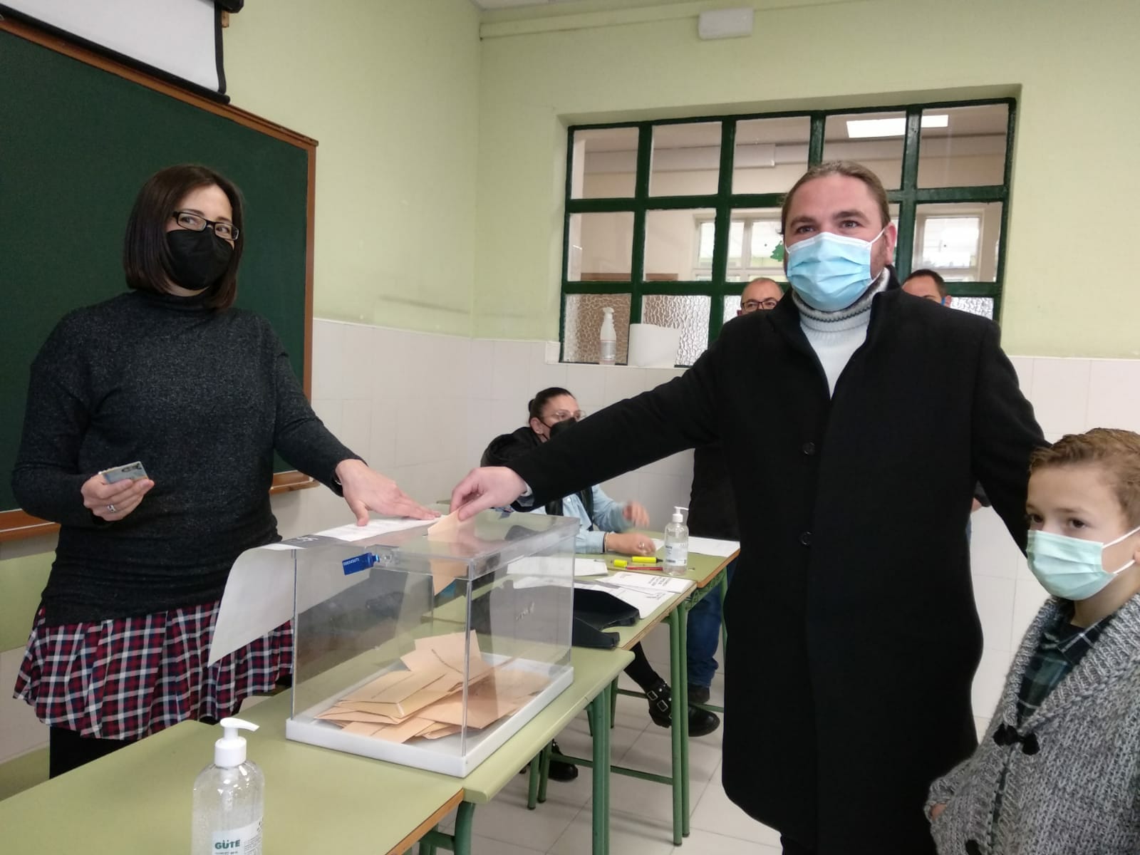 El candidato de CB-EBX, Raúl Rodríguez Canca, ejerció su derecho al voto en el IES Virgen de la Encina de Ponferrada.