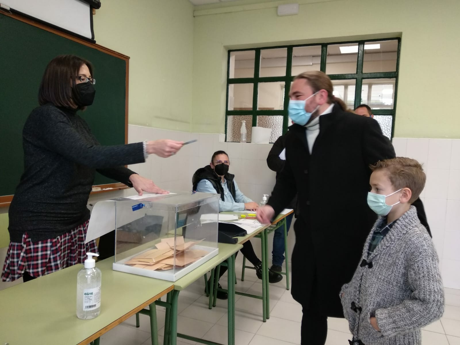 El candidato de CB-EBX, Raúl Rodríguez Canca, ejerció su derecho al voto en el IES Virgen de la Encina de Ponferrada.