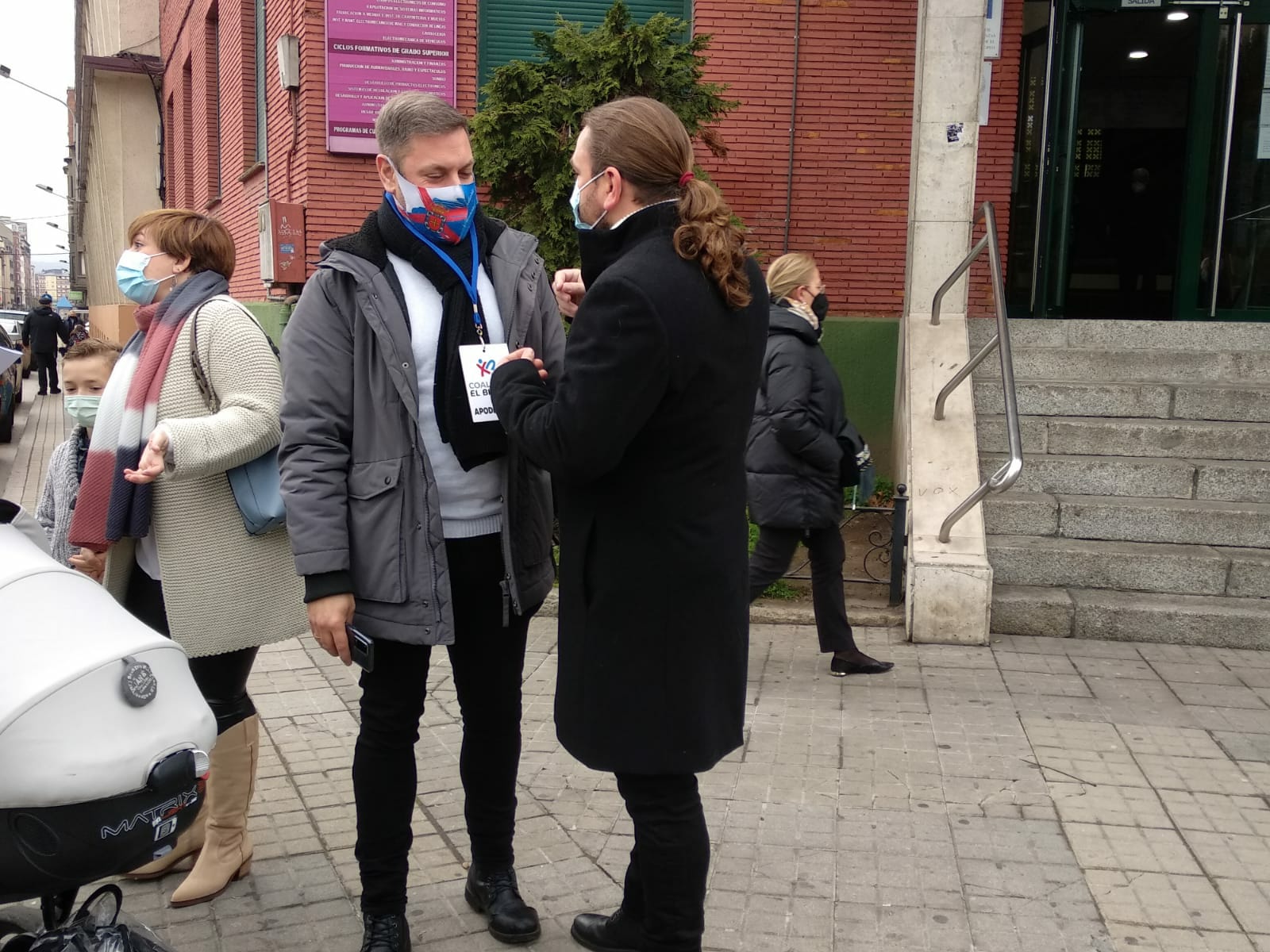 El candidato de CB-EBX, Raúl Rodríguez Canca, ejerció su derecho al voto en el IES Virgen de la Encina de Ponferrada.