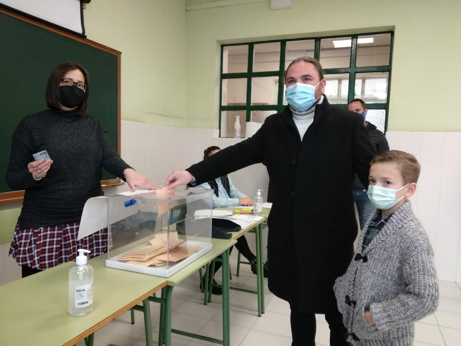 El candidato de CB-EBX, Raúl Rodríguez Canca, ejerció su derecho al voto en el IES Virgen de la Encina de Ponferrada.