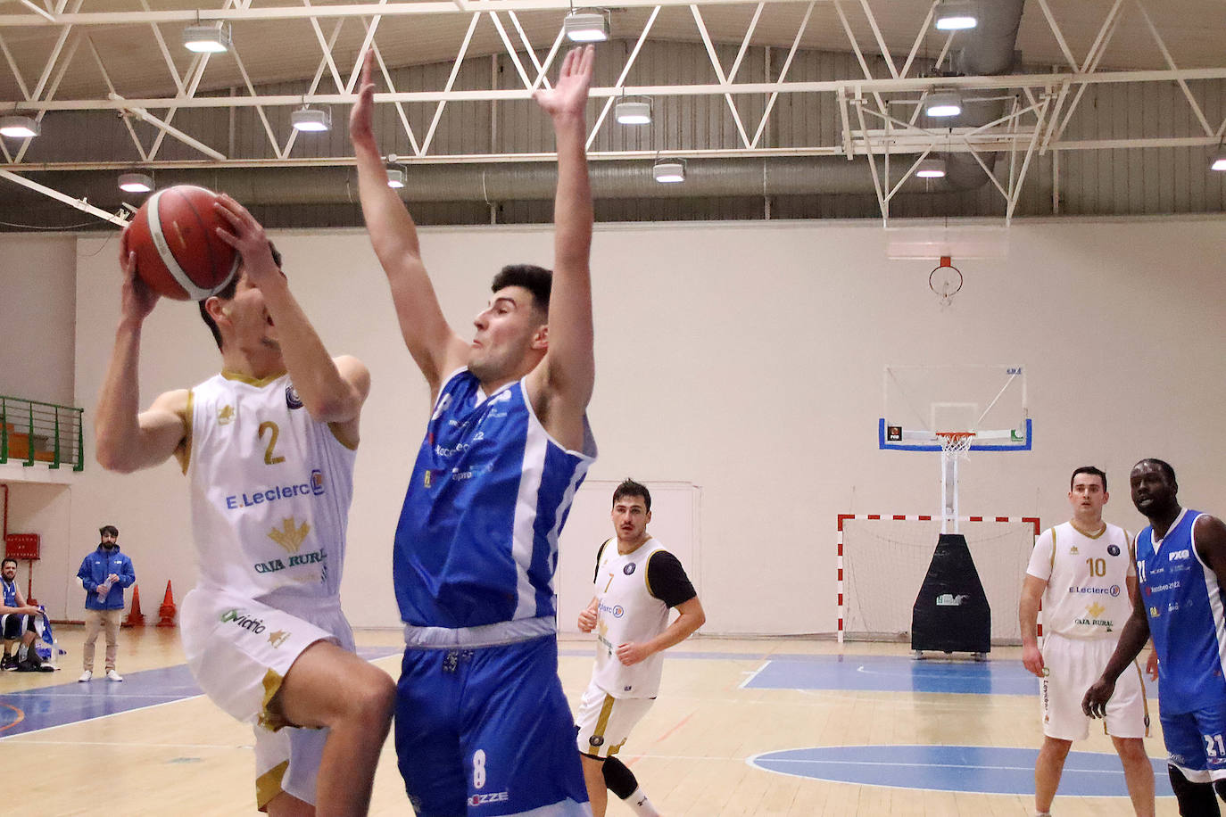 El conjunto leonés vence con contundencia en el Pabellón de San Esteban.