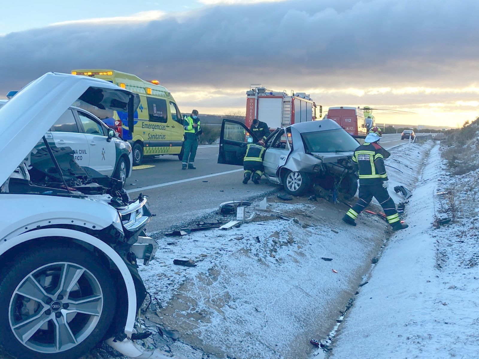 Heridas cuatro personas, tres de extrema gravedad, en un accidente en la A-6 a la altura de Combarros.