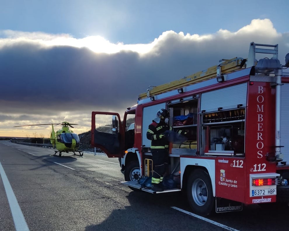 Heridas cuatro personas, tres de extrema gravedad, en un accidente en la A-6 a la altura de Combarros.