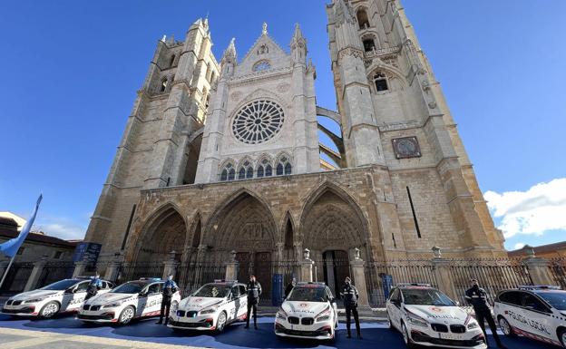 Galería. El acalde de León, José Antonio Diez, presenta los nuevos coches híbridos de la Policía Local.