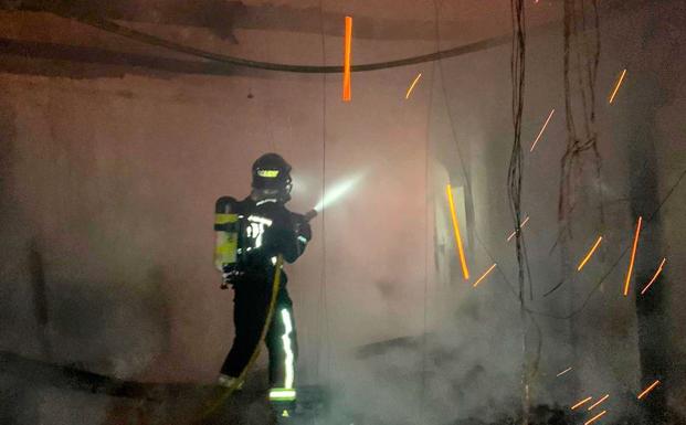 El fuego consume de madrugada una manzana de inmuebles en Santibañez de la Isla