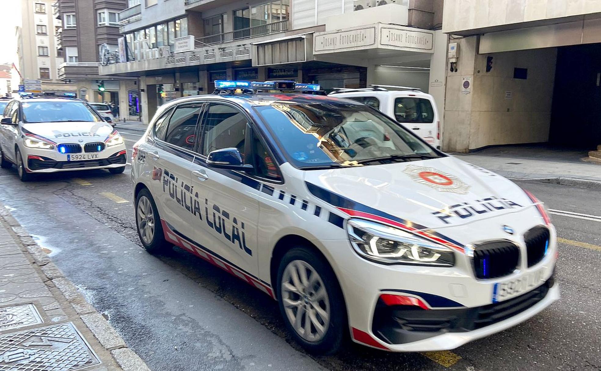 Imagen de los nuevos vehículos de la Policía Local de León este lunes recorriendo las calles de la capital. 