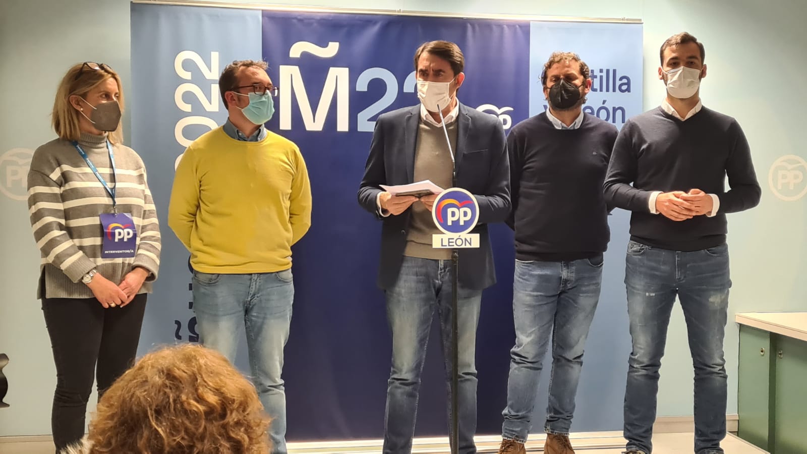 Los cargos políticos y afiliados viven una intensa jornada en la sede mientras conocen el escrutinio.