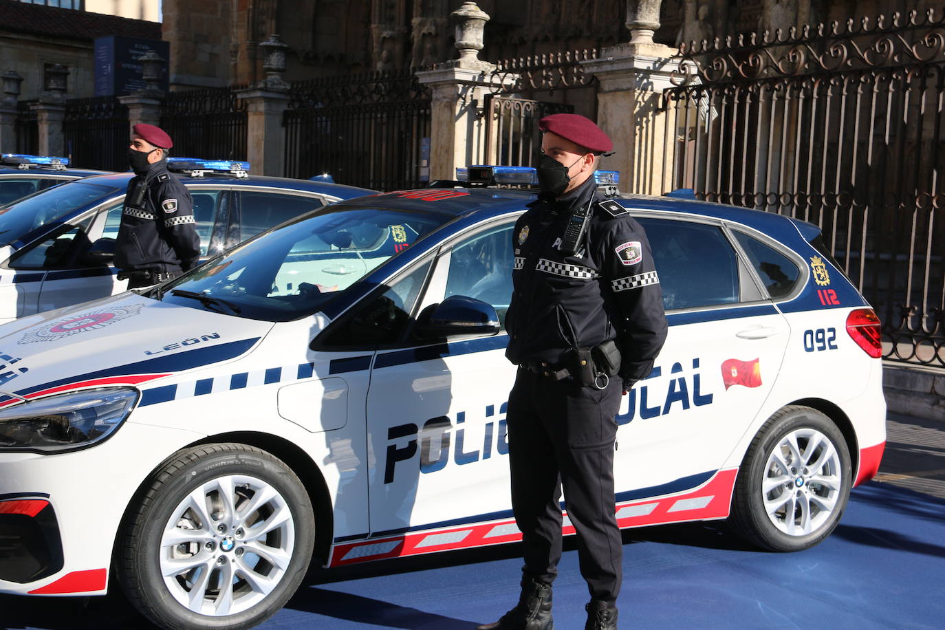 Con una inversión de 875.000 euros, el alcalde de León ha presentado los nuevos vehículos que incorporan sistemas como advertencia y frenado de emergencia | Cinco de ellos cuentan con kit de detenidos.