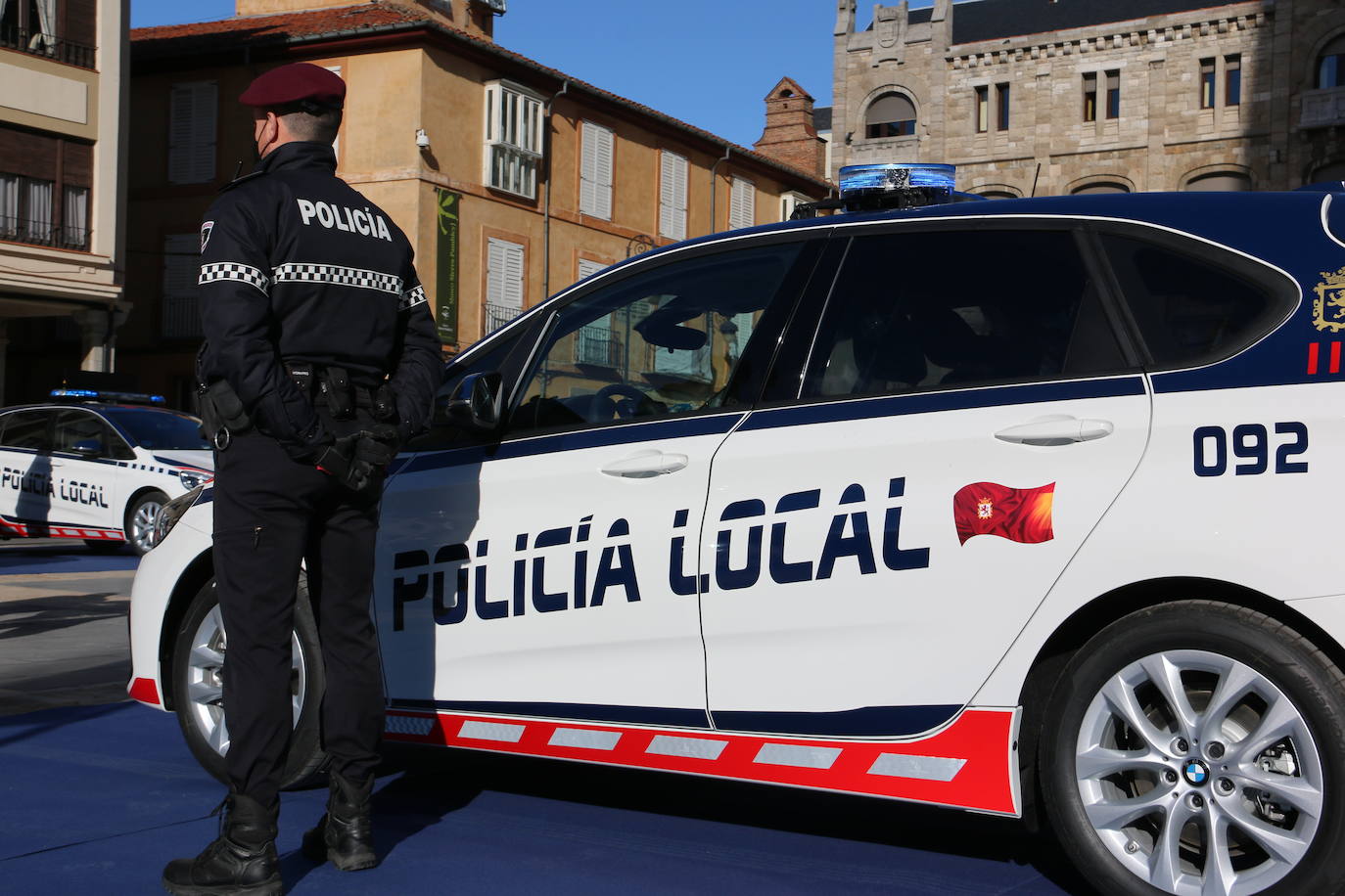 Con una inversión de 875.000 euros, el alcalde de León ha presentado los nuevos vehículos que incorporan sistemas como advertencia y frenado de emergencia | Cinco de ellos cuentan con kit de detenidos.