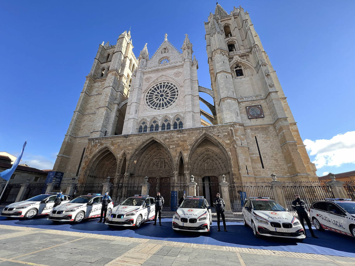 El alcalde de León, José Antonio Diez, presenta los trece nuevos vehículos híbridos de la Policía Local de León.