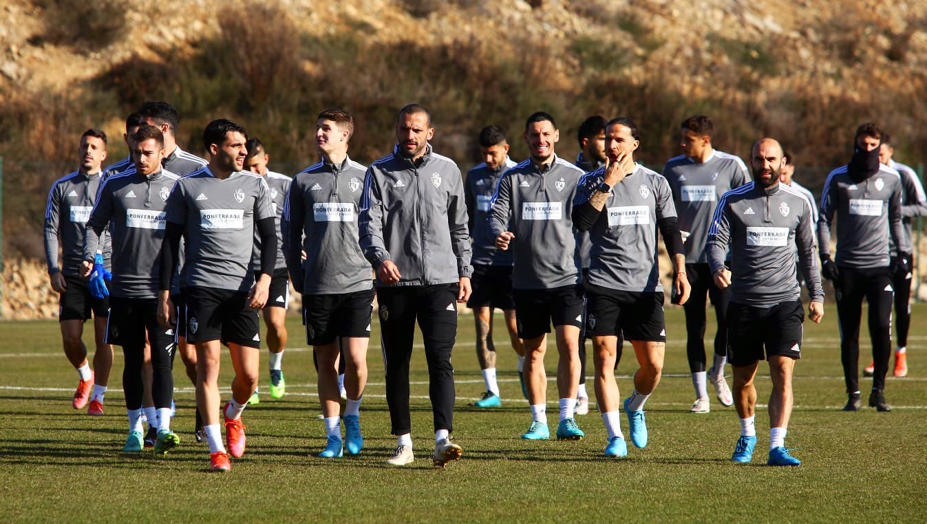 Varios jugadores de la Deportiva durante un entrenamiento de cara al duelo ante la Real Sociedad 'B'.