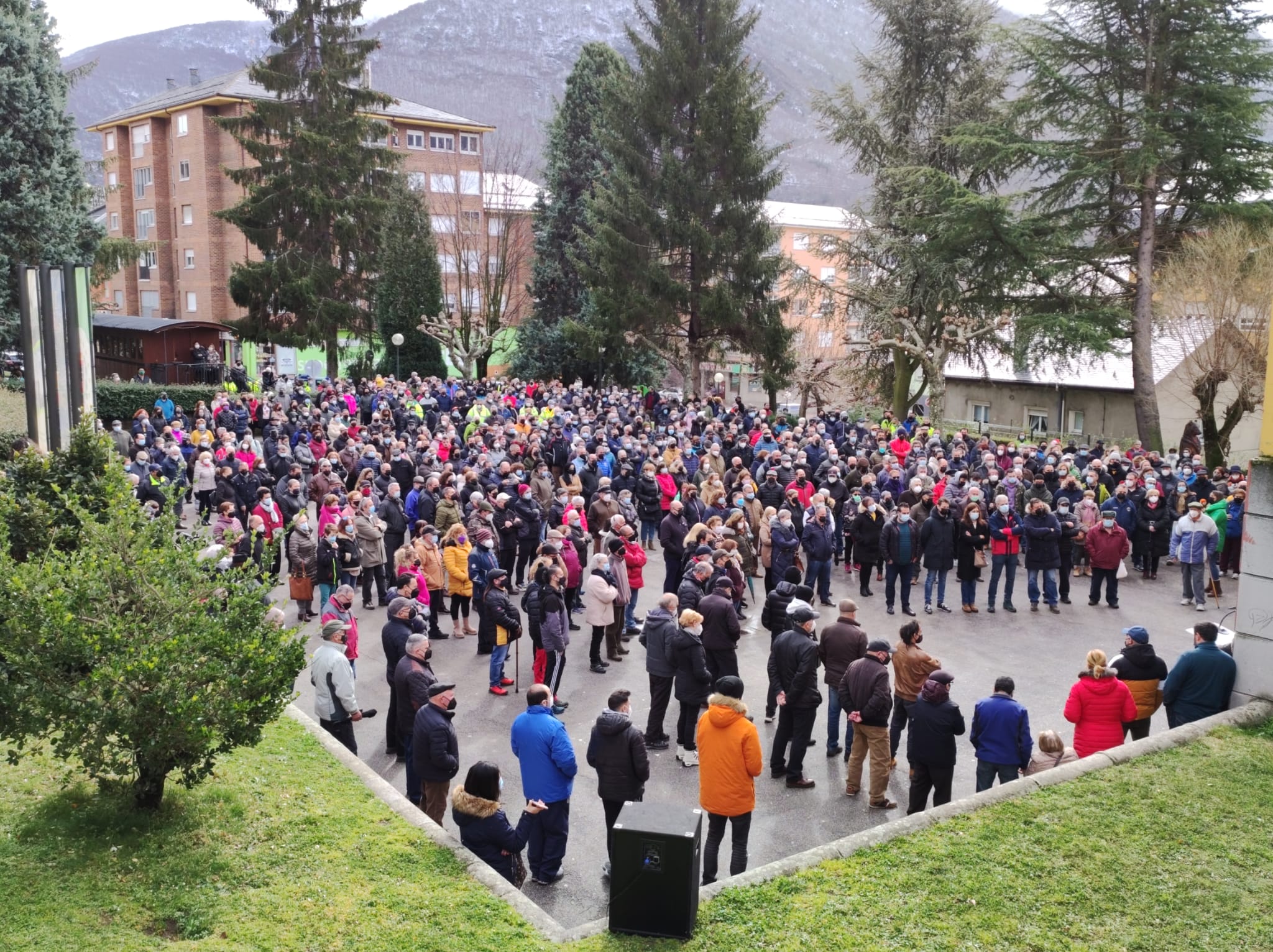 Un millar de personas exigen servicios esenciales en el Valle de Laciana