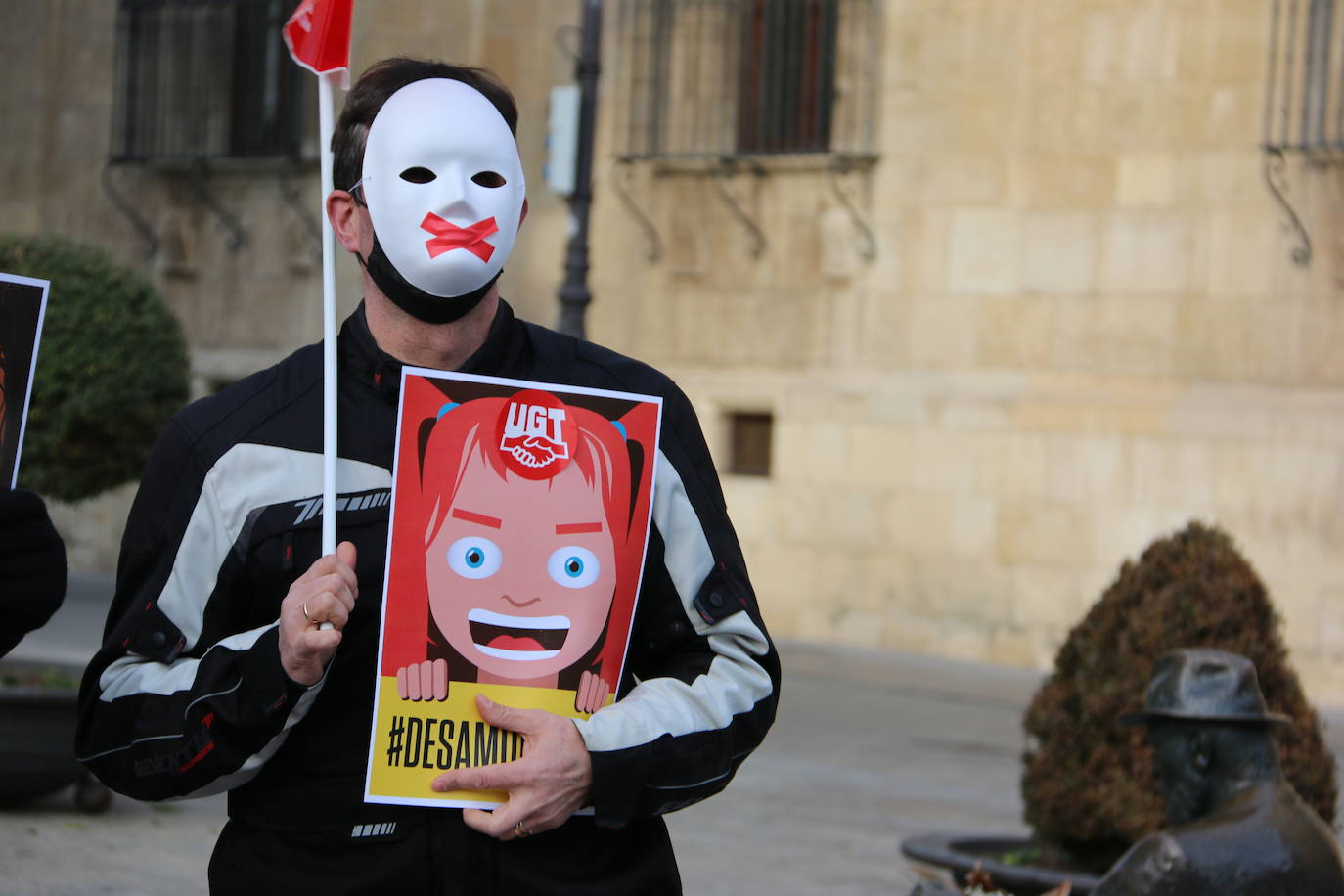 Convocados por Amistía Internacional, cerca de una treintena de personas se han concentrado frente a Botines para exigir al Gobierno de coalición una reforma que «termine con los aspectos más lesivos»de la Ley de Seguridad Ciudadana.