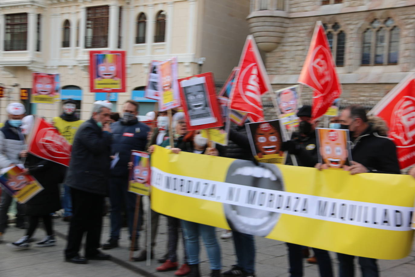 Convocados por Amistía Internacional, cerca de una treintena de personas se han concentrado frente a Botines para exigir al Gobierno de coalición una reforma que «termine con los aspectos más lesivos»de la Ley de Seguridad Ciudadana.