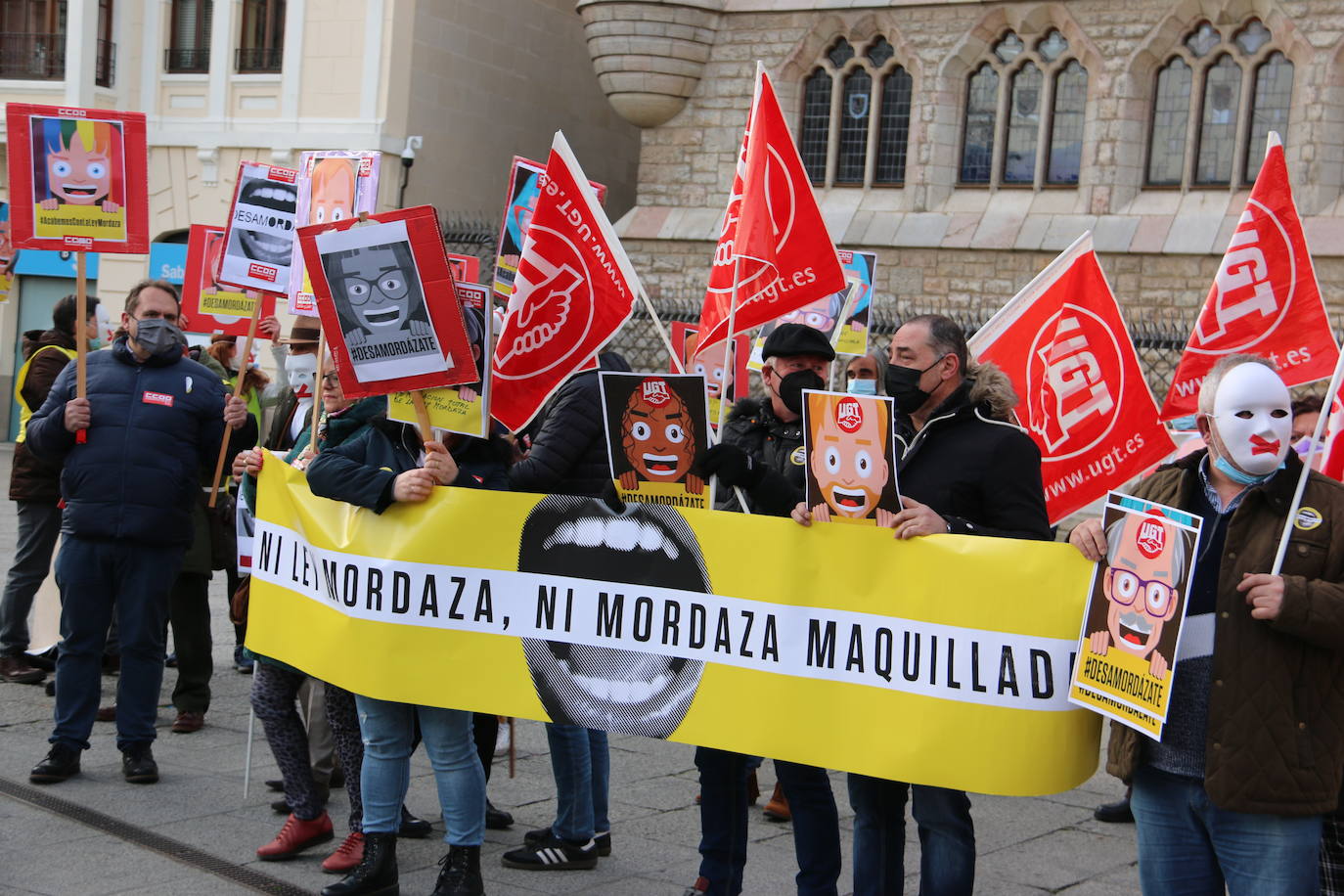 Convocados por Amistía Internacional, cerca de una treintena de personas se han concentrado frente a Botines para exigir al Gobierno de coalición una reforma que «termine con los aspectos más lesivos»de la Ley de Seguridad Ciudadana.