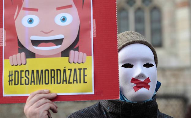 León se concentra contra la reforma de la 'ley mordaza' convocados por Amnistía Internacional.