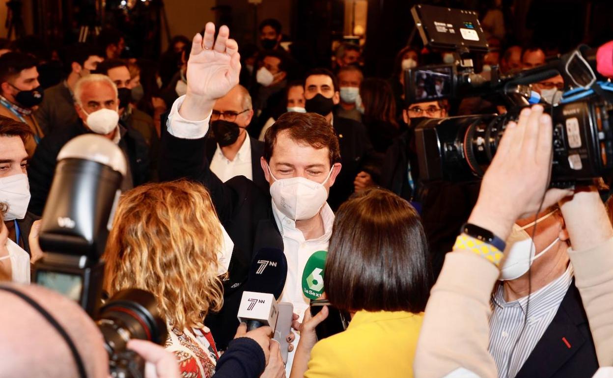 Alfonso Fernández Mañueco celebra su victoria en las elecciones de Castilla y León.