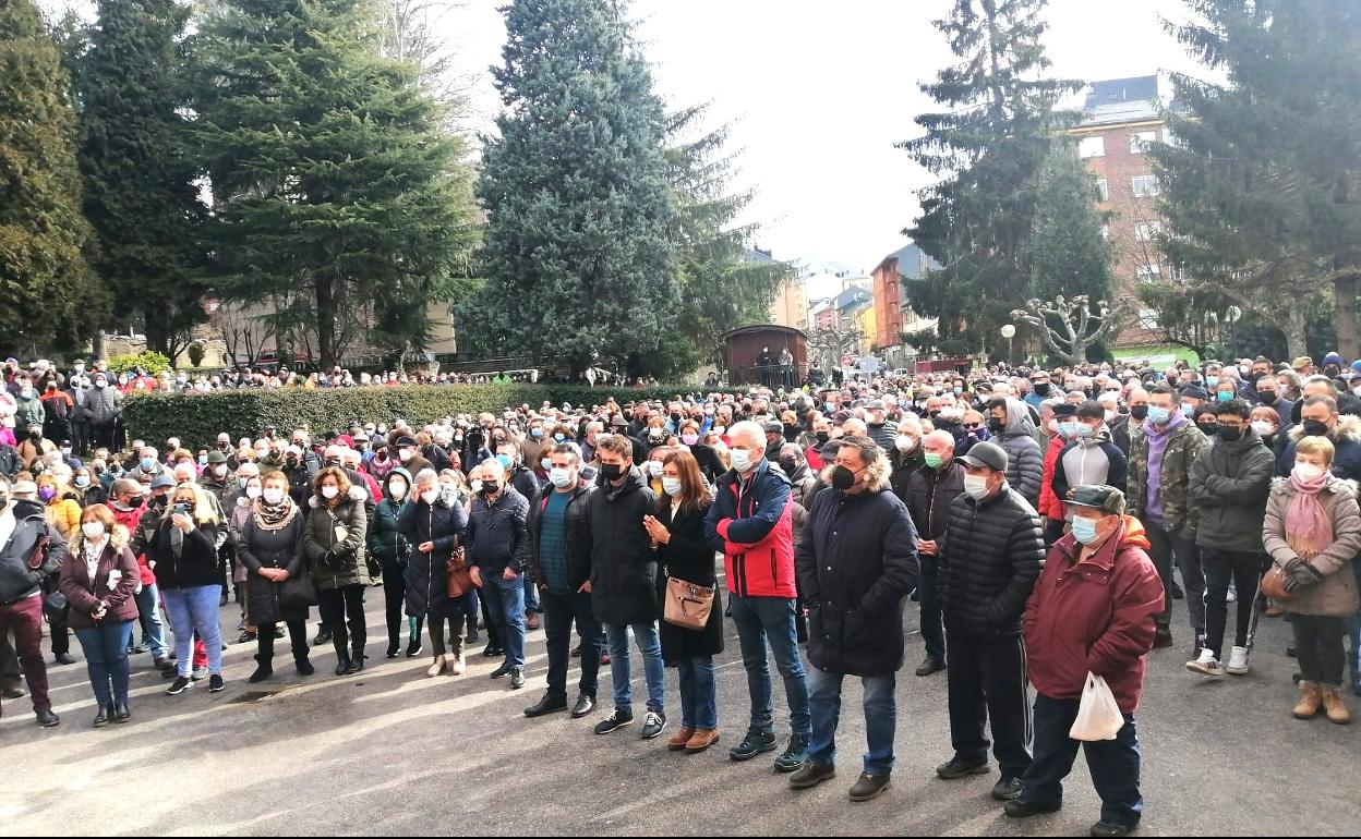 La reivindicación exige una sanidad pública de calidad, unos servicios esenciales para que el valle pueda tener futuro. 