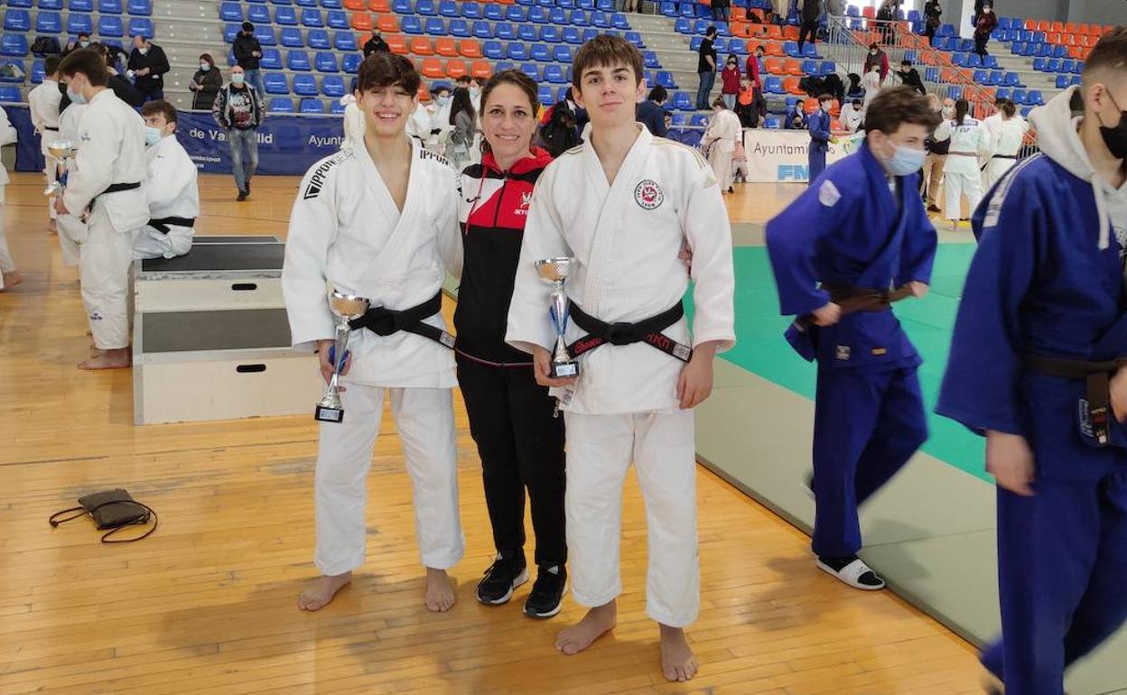 Marcos Porrero y Chesco González, junto a su entrenadora Sara Terán.