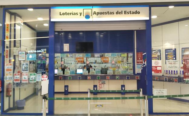 Administración de Lotería Las Médulas, situado en el Centro Comercial El Rosal.