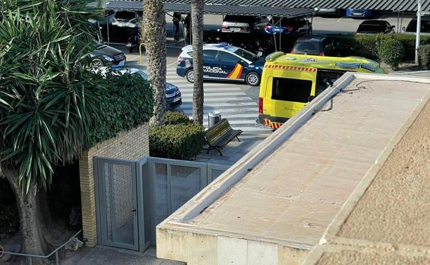 Ambulancias y patrullas de Policía en el colegio Monteagudo, este miércoles. 