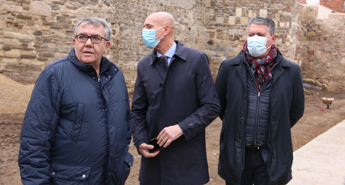 El alcalde de León, José Antonio Diez, visita las obras de urbanización del entorno de la Era del Moro con la previsión de que esté abierta al público en julio