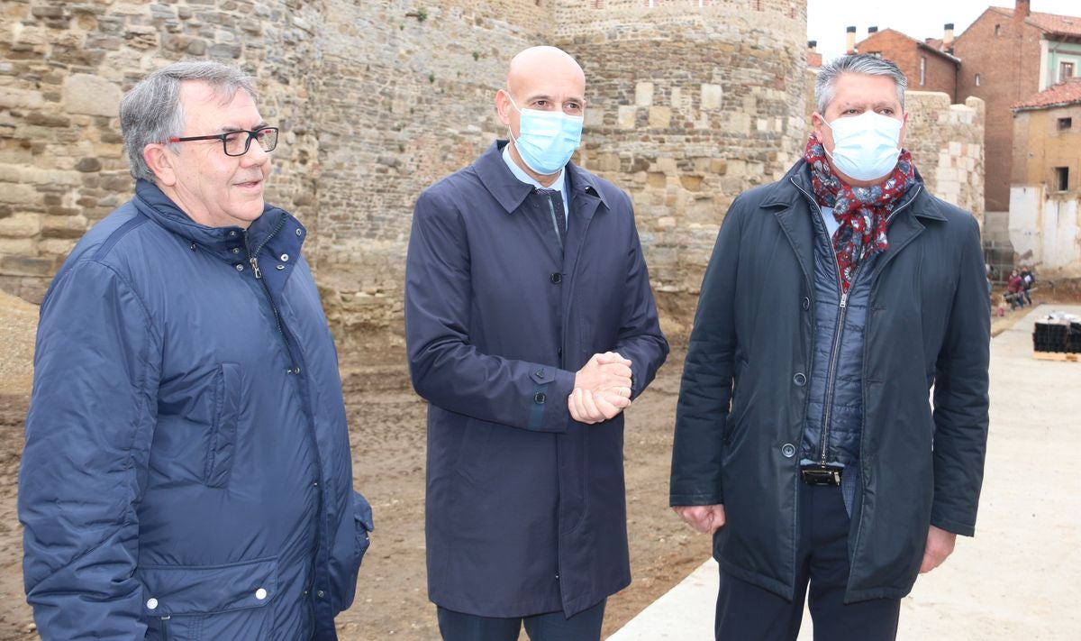 El alcalde de León, José Antonio Diez, visita las obras de urbanización del entorno de la Era del Moro con la previsión de que esté abierta al público en julio