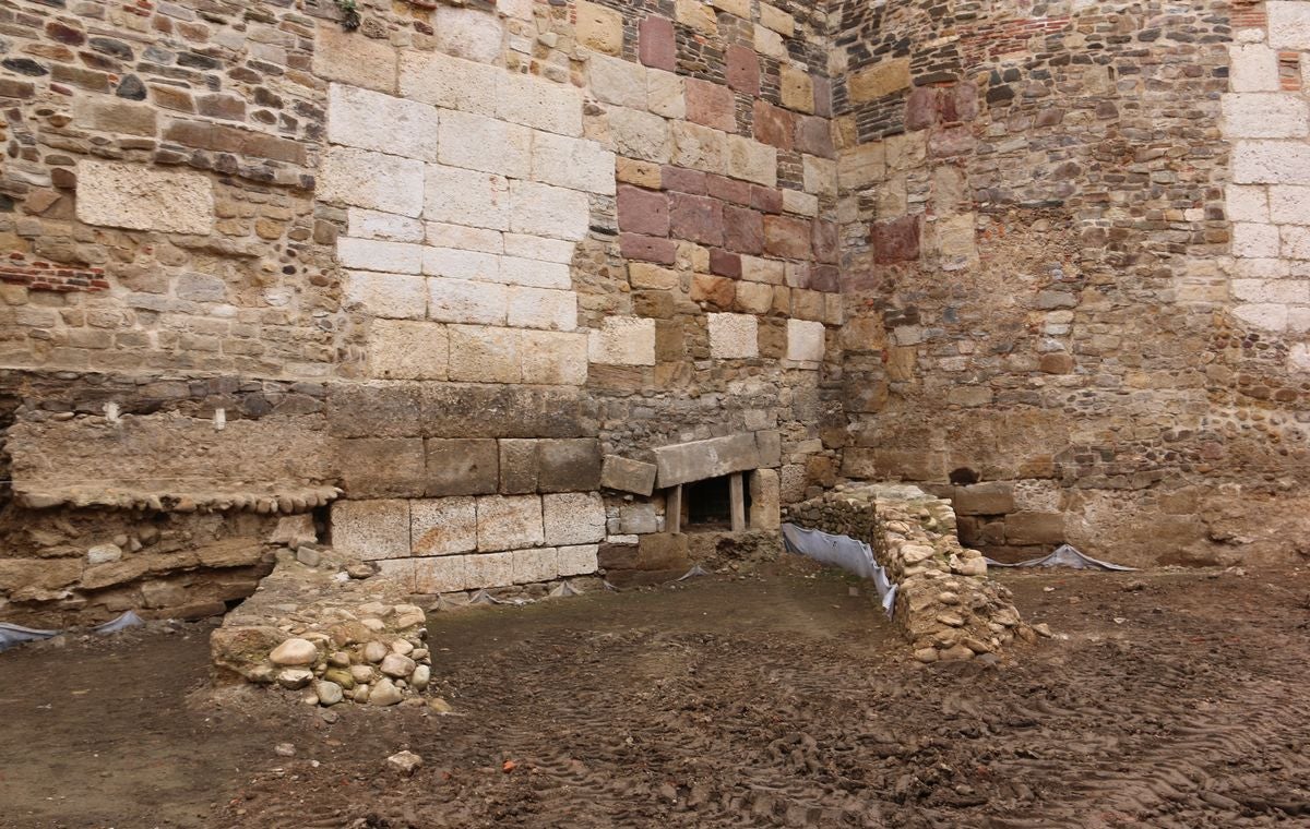 El alcalde de León, José Antonio Diez, visita las obras de urbanización del entorno de la Era del Moro con la previsión de que esté abierta al público en julio