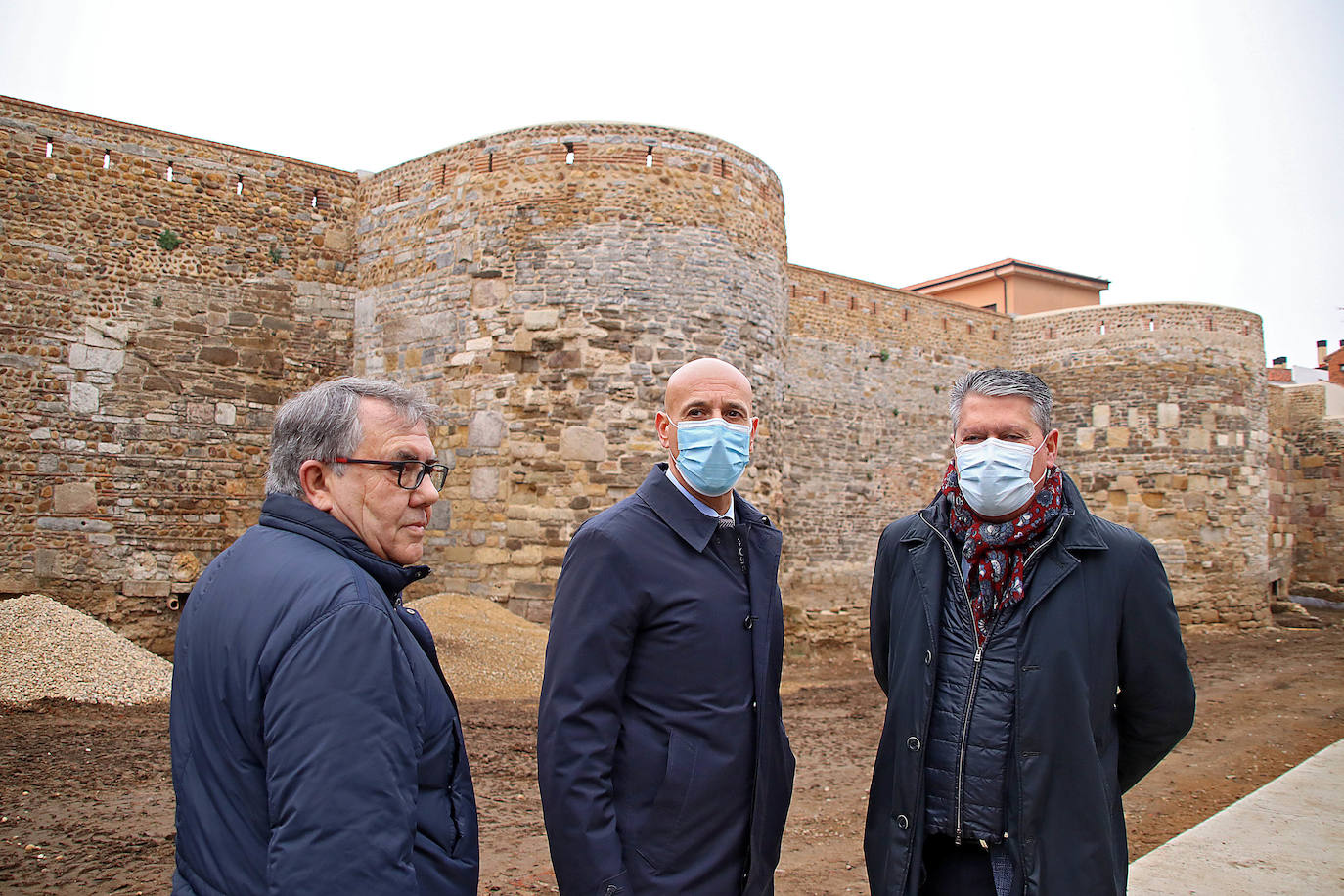 El alcalde de León, José Antonio Diez, visita las obras de urbanización del entorno de la Era del Moro con la previsión de que esté abierta al público en julio