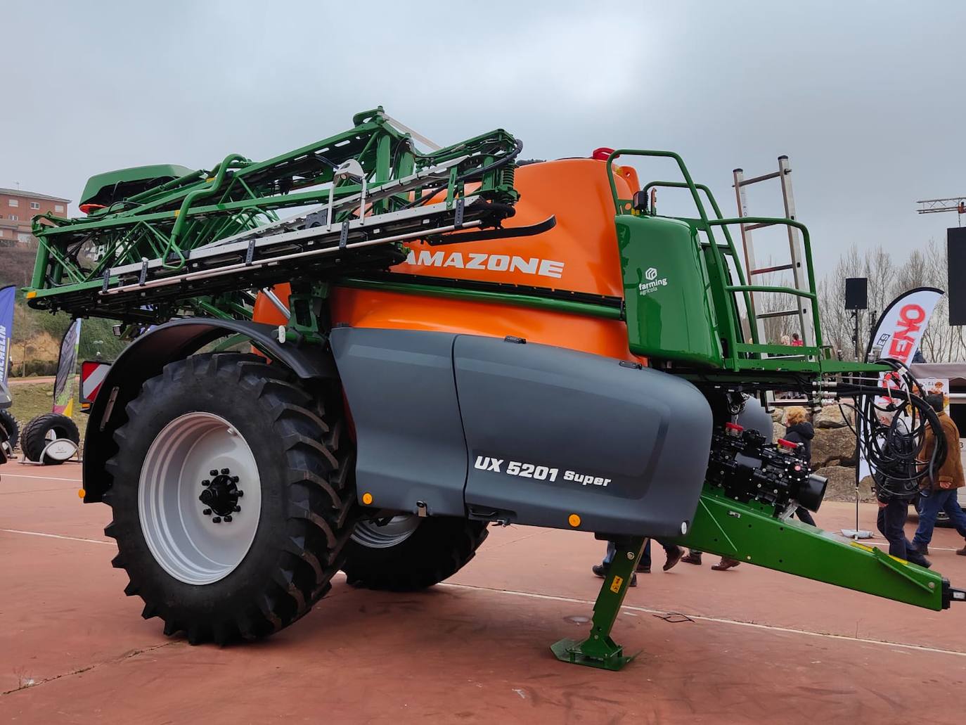 Valencia de Don Juan inaugura su tradicional Feria de Febrero. En su edición 101, este evento cuenta con más de 130 expositores divididos en dos espacios, uno en el tradicional complejo La Isla en el que se ubica la maquinaria agrícola y servicios relacionados con el sector primario y la exposición de vehículos y, el segundo, la Plaza Mayor que acoge un gran carpa para albergar stands de alimentación así como de multiservicios. 