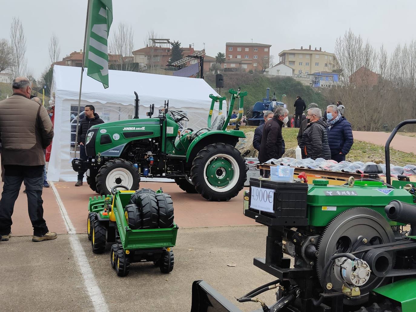 Valencia de Don Juan inaugura su tradicional Feria de Febrero. En su edición 101, este evento cuenta con más de 130 expositores divididos en dos espacios, uno en el tradicional complejo La Isla en el que se ubica la maquinaria agrícola y servicios relacionados con el sector primario y la exposición de vehículos y, el segundo, la Plaza Mayor que acoge un gran carpa para albergar stands de alimentación así como de multiservicios. 