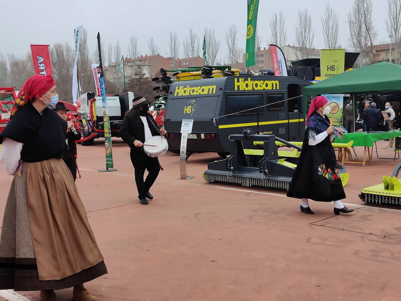 Valencia de Don Juan inaugura su tradicional Feria de Febrero. En su edición 101, este evento cuenta con más de 130 expositores divididos en dos espacios, uno en el tradicional complejo La Isla en el que se ubica la maquinaria agrícola y servicios relacionados con el sector primario y la exposición de vehículos y, el segundo, la Plaza Mayor que acoge un gran carpa para albergar stands de alimentación así como de multiservicios. 
